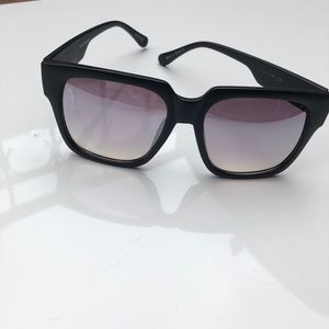 Quay Australia”On the prowl”matte black mirror
